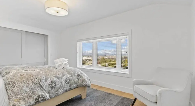 @ Marbella Lane - 3BR w/sweeping views of Bay Area, Забронировать Отель Отели Сан-Матео с парковкой, рядом с Парк Лос-Прадос, Парковка
