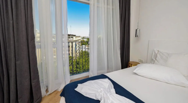 Blue Moon - One Bedroom - Romana Square