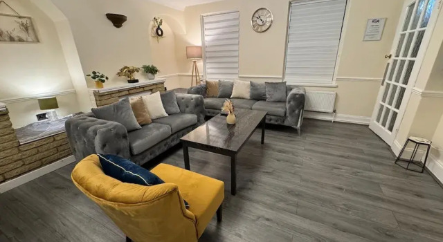 Коттедж Superior 3BR House with Free WiFi All Over UK