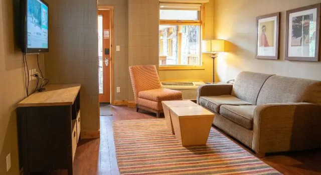 Люкс с 2 комнатами с балконом Fox Hotel and Suites