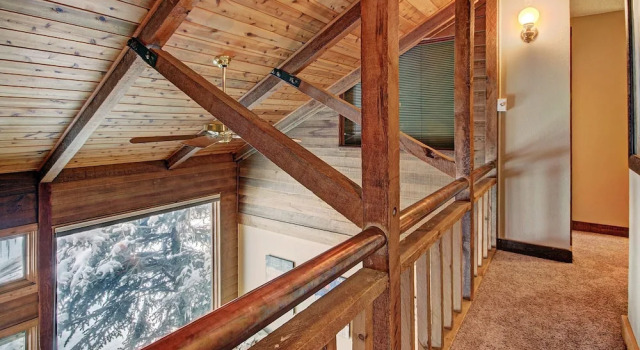 Номер Standard Beautiful Dog Friendly Ski Chalet A Minute to SuperBee Lift - AN203 by RedAwning