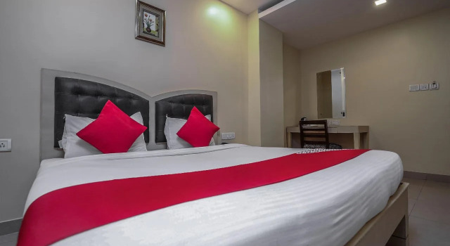 Hotel Tourist Palace, Rezerwuj Hotel Hajdarabad 