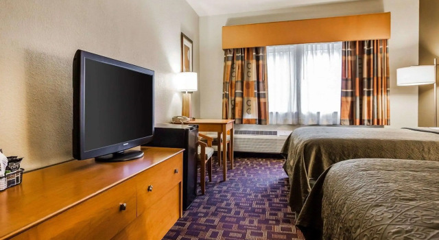 Четырёхместный номер Standard Quality Inn & Suites Des Moines Airport