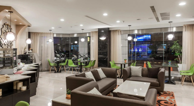 Четырёхместный номер Standard Maple Hotel