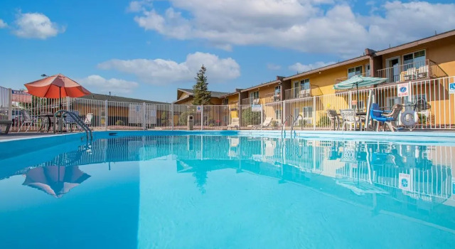 Кровать в общем номере Hotel Elev8 Flagstaff, Trademark Collection by Wyndham