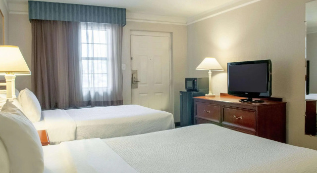 Четырёхместный номер Deluxe La Quinta Inn by Wyndham New Orleans Veterans / Metairie