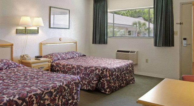 Четырёхместный номер Standard University Inn