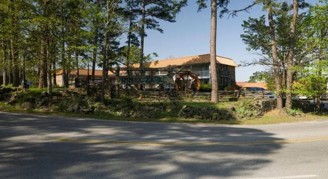 Кровать в общем номере Best Western Inn of the Ozarks