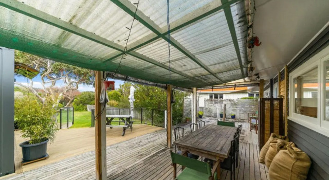 Calapso Cottage - Waikanae Beach Holiday Home, Забронировать Дом для отпуска Отели Уэйкана с парковкой, Парковка