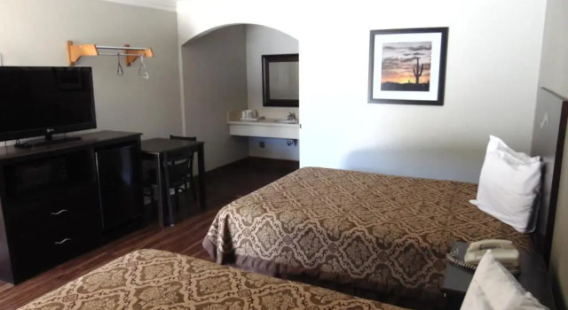 Четырёхместный номер Standard West Coast Inn Santa Ana