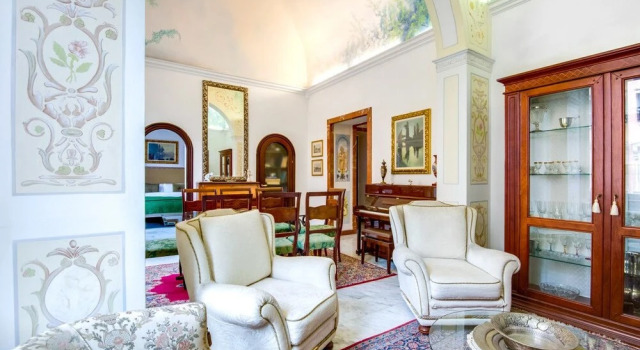 Large and Charming Flat Near Termini, Забронировать Отель Рим Лацио, рядом с Вокзал Термини