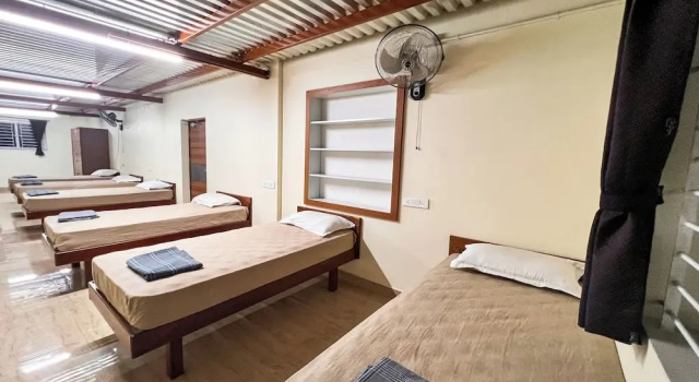 Кровать в общем номере Shri Amman Residency