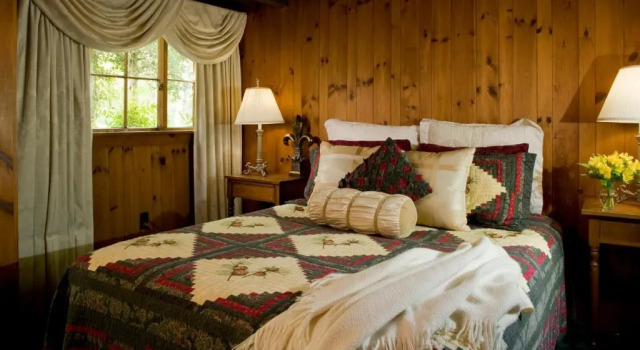 2 makuuhuonetta Mökki 1906 Pine Crest Inn
