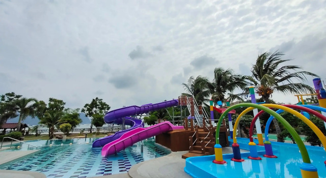 Кровать в общем номере De Baron Resort