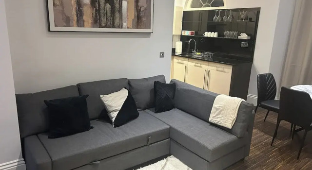 Tavistock House-contractor Stay-parking-sleeps 7,