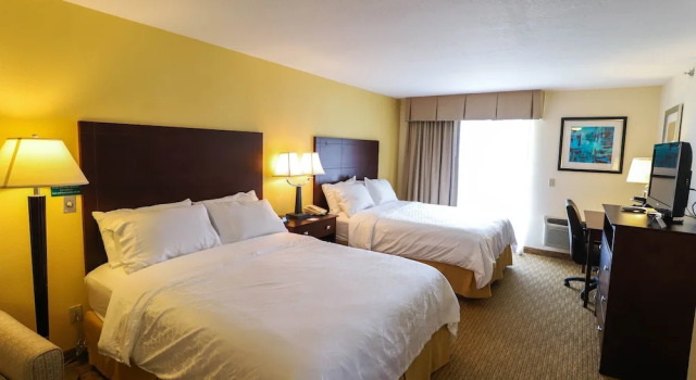Четырёхместный номер Standard с балконом Holiday Inn Express St. Ignace-Lake Front by IHG