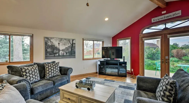 Arvada Home w/ Beautifully Landscaped Yard!, Rezervați Casă de vacanță Arvada Colorado