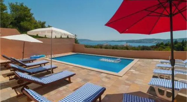 Twelve-Bedroom Holiday Home in Seget Donji