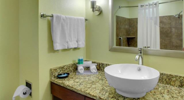 Четырёхместный номер Standard Holiday Inn Express & Suites Cross Lanes by IHG