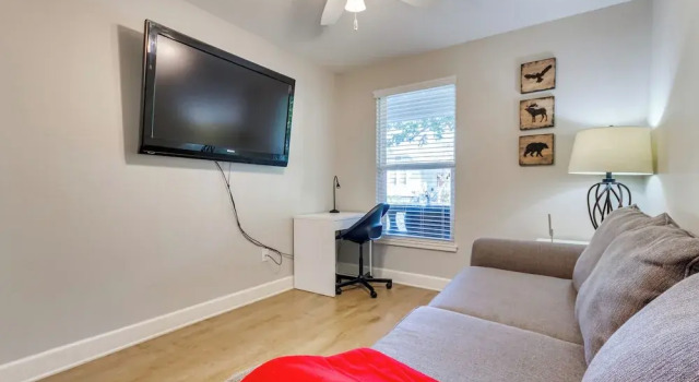 Charming Pensacola Home Rental: 2 Mi to Beach!, Забронировать Дом для отпуска Пенсакола-Бич Панхэндл Флорида, рядом с Cordova Mall