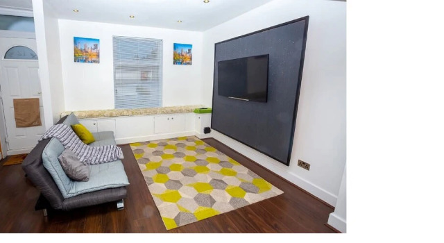 Spacious Home for Groups With Parking, Varaa Huoneisto Asunnot kohteessa Merseyside, Huoneisto