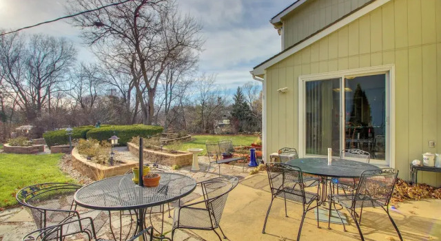 Коттедж 2 Mi to KU Campus: Group Getaway w/ Patio & Garden