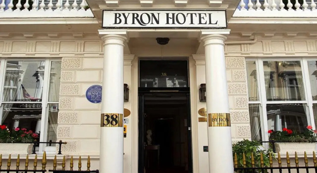 Кровать в общем номере Byron Hotel