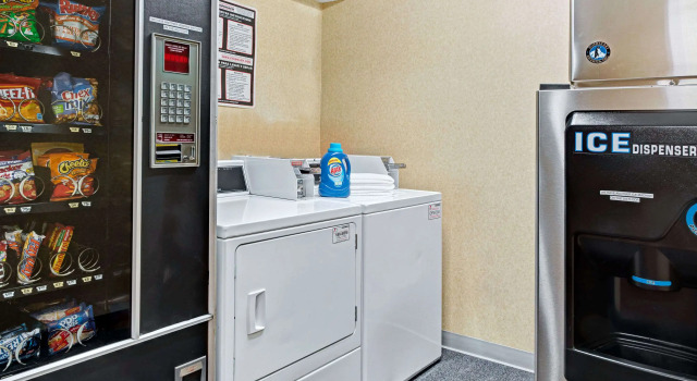 Baymont Inn and Suites Indianapolis, Book Hotel Hoteller i Warren Township med parkering, Parkering