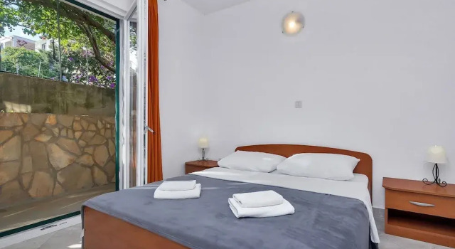 Nikola - 5 m From Beach - AB, Rezerwuj Hotel Hotele w Split-Dalmatia County z parkingiem, Parking