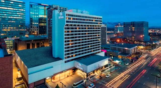 Кровать в общем номере с видом на город Hilton Salt Lake City Center