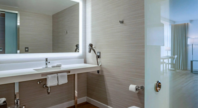Четырёхместный номер Standard AC Hotel by Marriott Washington DC Convention Center