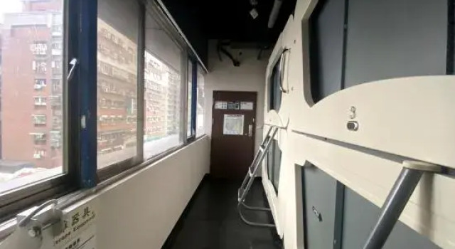 Standard Kapsel mit Blick Hey Bear Capsule Hotel