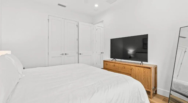 Endless Summer Oasis- Luxury 5br, heated pool, elevator, steps to ocean!