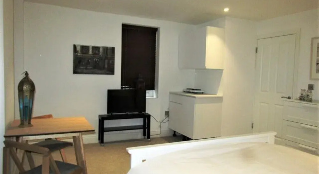 Stylish Private Double En-suite - 1
