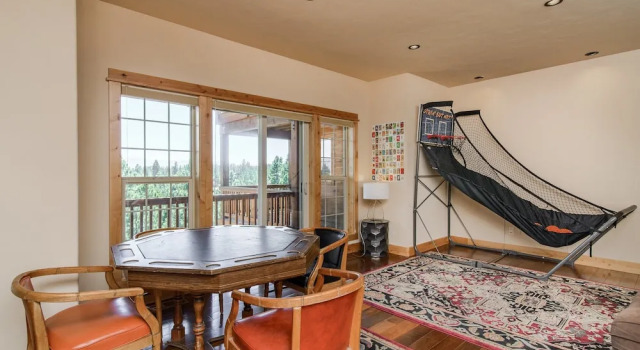 Stunning and Spacious in Truckee by RedAwning, Забронировать Отель Траки Скво-Вэлли, рядом с Гольф-клуб Tahoe Donner
