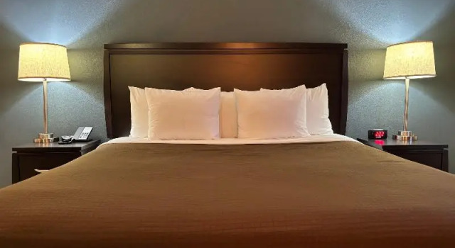 Люкс Superior AmericInn by Wyndham Monmouth