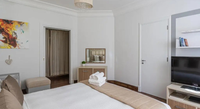 Апартаменты HiGuests - Luxurious 1BR in Palms with Private Beach Access