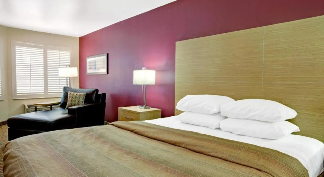 Номер Standard Ramada Limited and Suites San Francisco Airport