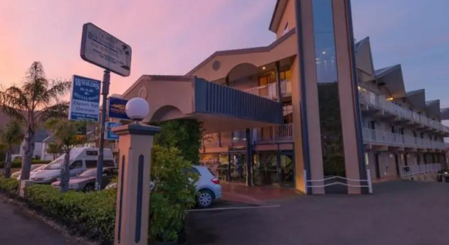 Кровать в общем номере Beachcomber Inn Picton