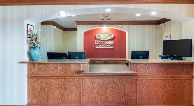 Econo Lodge Inn and Suites Arlington