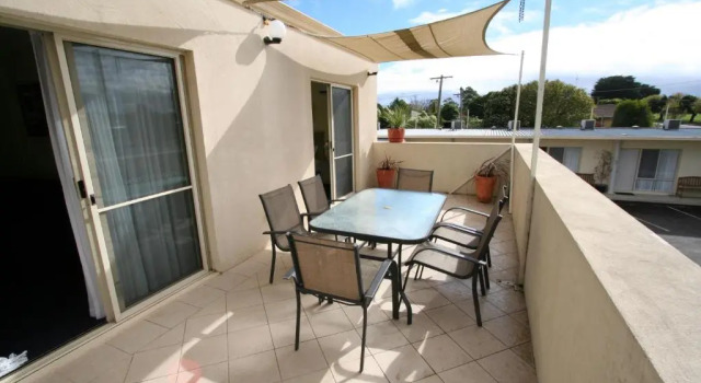 Семейный номер Standard с балконом Hamilton Townhouse Motel