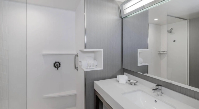 Четырёхместный номер Standard с видом на город Courtyard by Marriott Burlington-Oakville