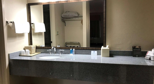 Четырёхместный номер Standard Best Western Lakewood- Historic Landmark