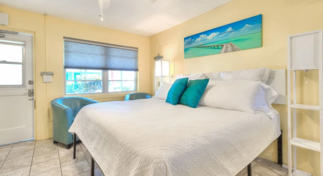 Tropic Terrace #22 - Beachfront Rental Studio Bedroom Condo by Redawning, Забронировать Апартаменты/квартира Отели Треже-Айленд с парковкой, рядом с St. Petersburg Municipal Beach, Парковка