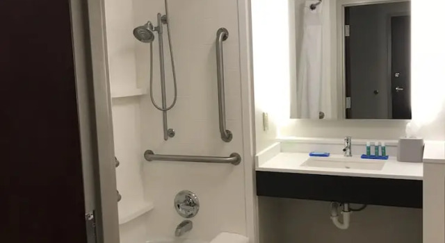Четырёхместный номер Standard Holiday Inn Express Hotel & Suites Canton by IHG