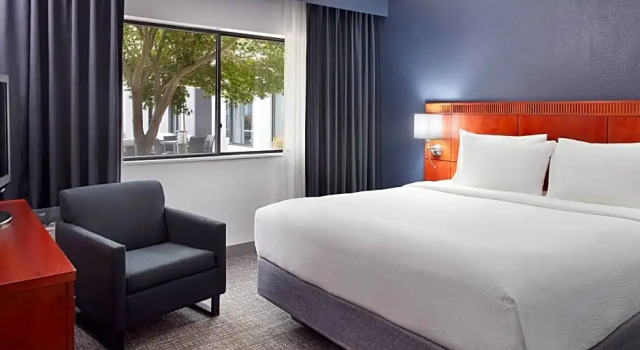 Двухместный люкс с 2 комнатами Courtyard by Marriott Raleigh Midtown