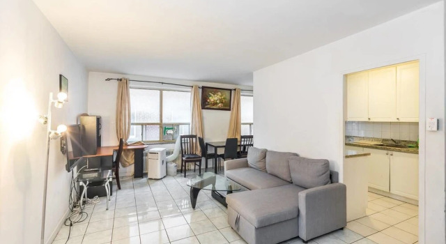 Magnificent Studio at Leaside -10 Mins to Downtown, Varaa Hotelli Toronto 