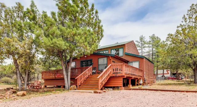 Коттедж Private Hot Tub & Fire Pit: Pine Cabin Near Hiking