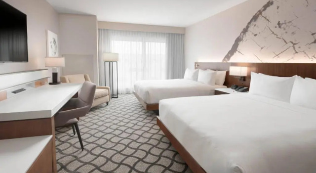 Четырёхместный номер Standard с видом на внутренний двор Marriott Dallas Allen Hotel & Convention Center