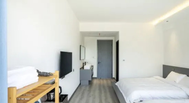 Кровать в общем номере с 6 комнатами Moganshan and Water Hot Spring Holiday Beauty Villa